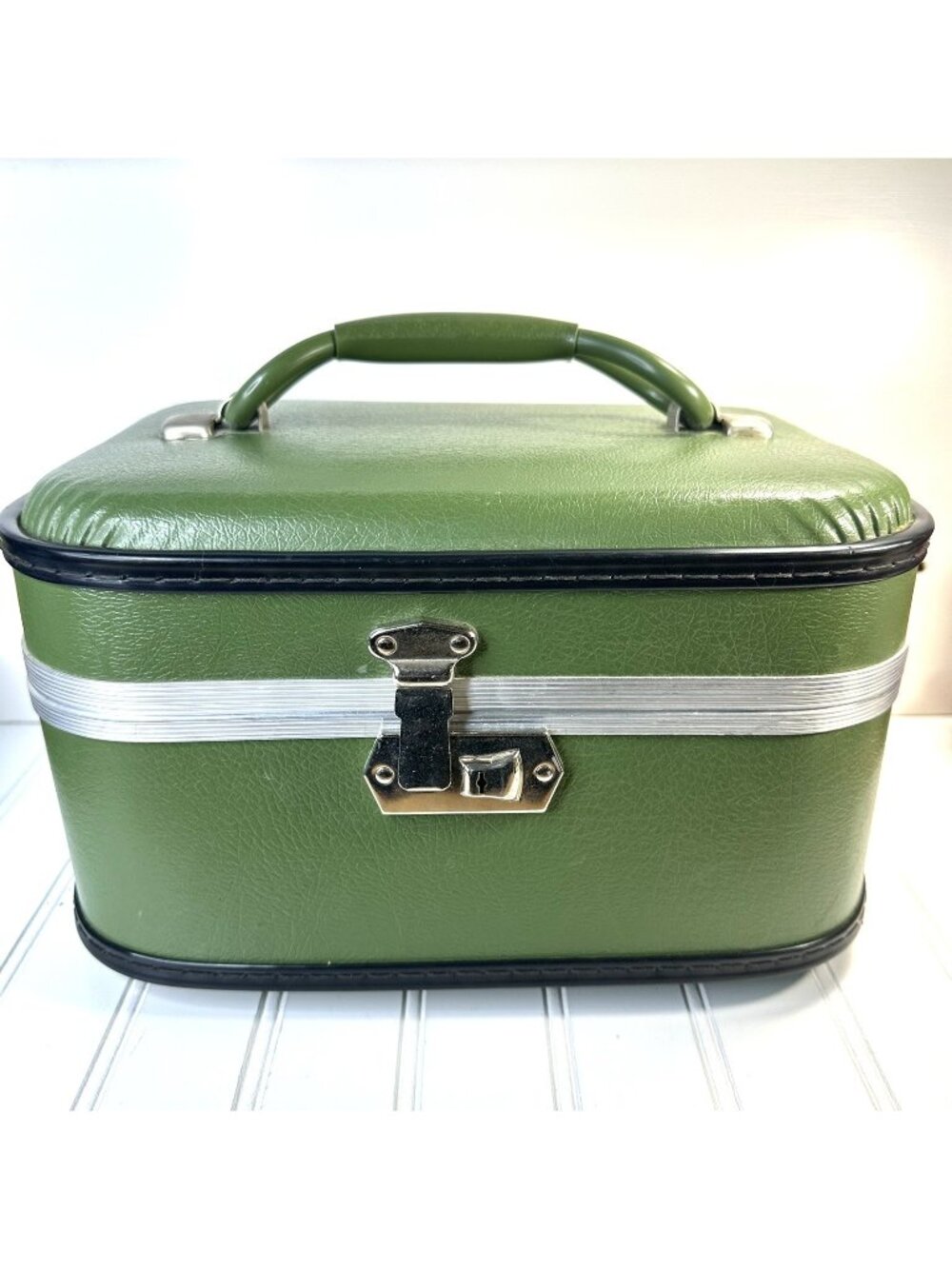Vintage 60’s Avocado Green Hard Train Case Vanity Travel Toiletry Retro Luggage